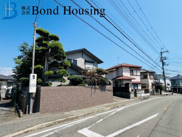 駐車場１０台可　軽量鉄骨造　大久保町大窪　中古戸建の前面道路含む現地写真