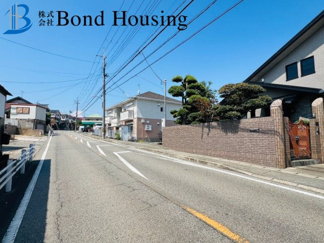 駐車場１０台可　軽量鉄骨造　大久保町大窪　中古戸建の前面道路含む現地写真