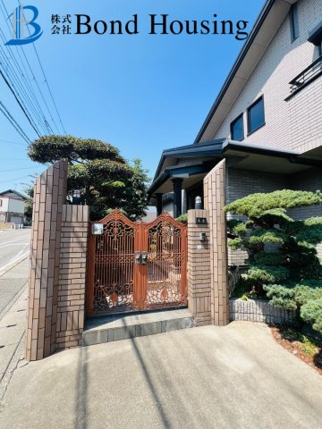 駐車場１０台可　軽量鉄骨造　大久保町大窪　中古戸建の前面道路含む現地写真
