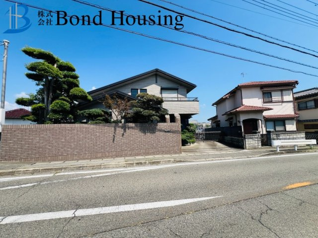 駐車場１０台可　軽量鉄骨造　大久保町大窪　中古戸建の前面道路含む現地写真