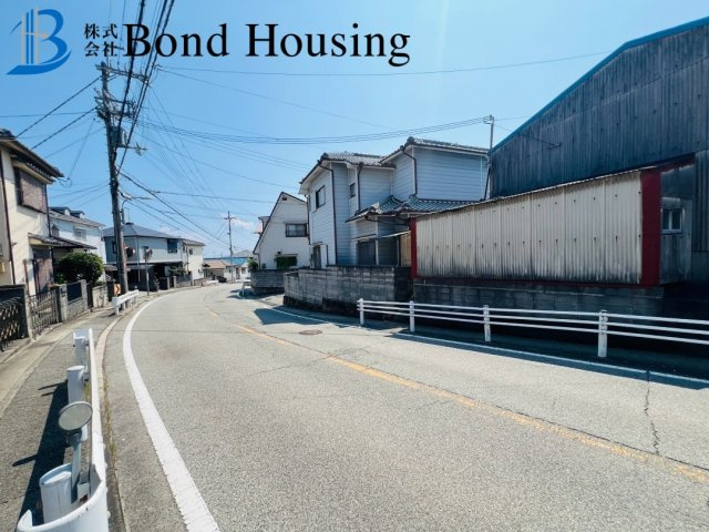 駐車場１０台可　軽量鉄骨造　大久保町大窪　中古戸建の前面道路含む現地写真