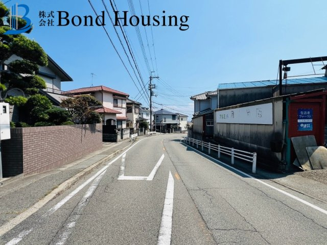 駐車場１０台可　軽量鉄骨造　大久保町大窪　中古戸建の前面道路含む現地写真