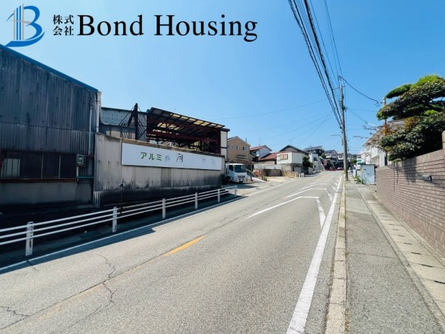 駐車場１０台可　軽量鉄骨造　大久保町大窪　中古戸建の前面道路含む現地写真