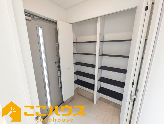 読谷村大木第４　クレイドルガーデン　新築戸建て　全３棟　2号棟の玄関|大容量のシューズボックス