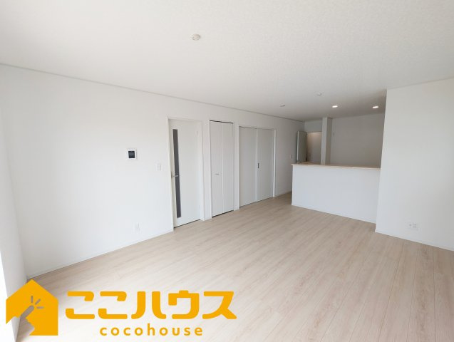 読谷村大木第４　クレイドルガーデン　新築戸建て　全３棟　2号棟の居間・リビング|LDK15.7帖