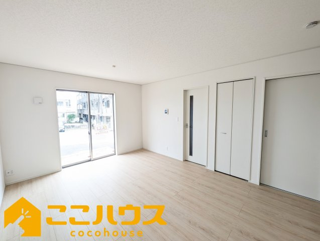 読谷村大木第４　クレイドルガーデン　新築戸建て　全３棟　2号棟の居間・リビング|LDK15.7帖