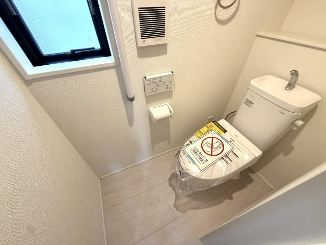 越谷市弥栄町１３期３号棟グラファーレ　新築戸建のトイレ|ペーパー類や清掃用品をすっきり隠せる収納スペースを備えた快適なトイレです。