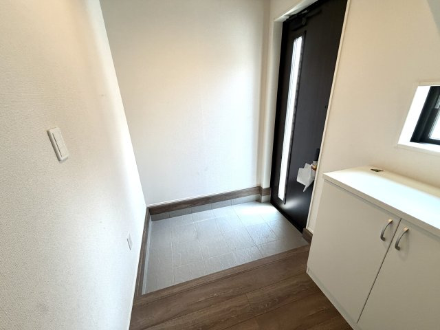 越谷市弥栄町１３期３号棟グラファーレ　新築戸建の玄関|家の顔となるスッキリとした玄関。毎日の出入りが快適になる落ち着いたデザインです。