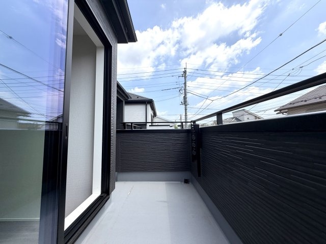越谷市弥栄町１３期３号棟グラファーレ　新築戸建のバルコニー|奥行きにゆとりがある使いやすいバルコニー。毎日の洗濯や布団干しも快適です。