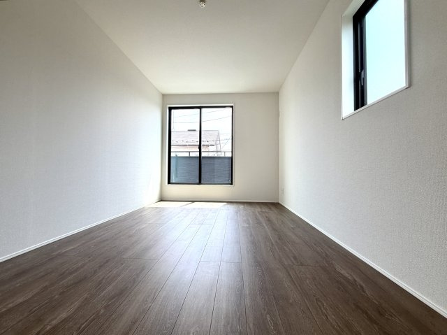 越谷市弥栄町１３期３号棟グラファーレ　新築戸建の洋室|二面採光で明るい陽光が届く洋室。寝室や子ども部屋など多目的に使えます。