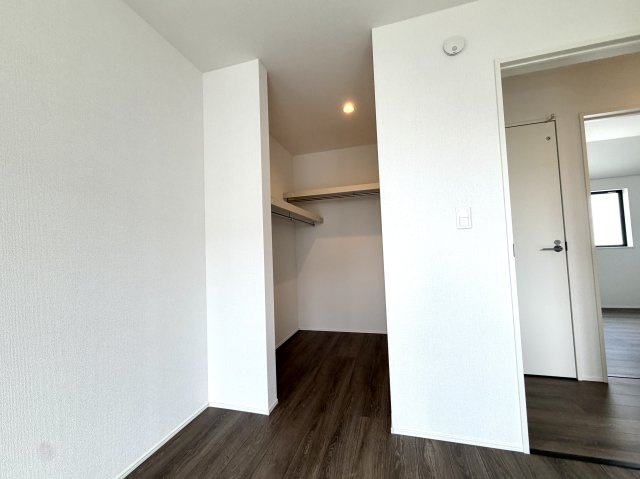 越谷市弥栄町１３期３号棟グラファーレ　新築戸建の収納|ハンガーパイプと棚付きの使いやすい収納。丈の長い服もシワにならずしまえます。