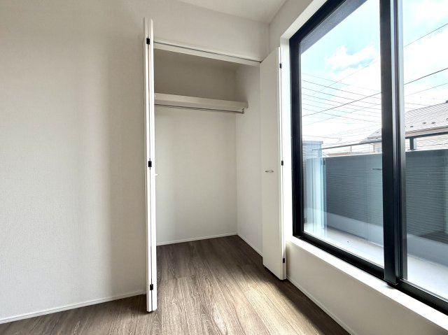 越谷市弥栄町１３期３号棟グラファーレ　新築戸建の収納|ロングコートやドレスもシワにならず綺麗に掛けられる高さを確保した収納スペースを備えています。