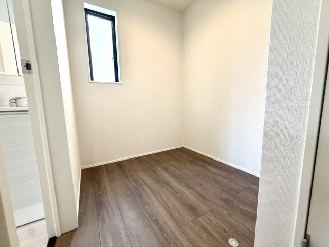 越谷市弥栄町１３期３号棟グラファーレ　新築戸建の洋室|キッチンに隣接したパントリー。調理家電や食品のストック場所としても活躍します。