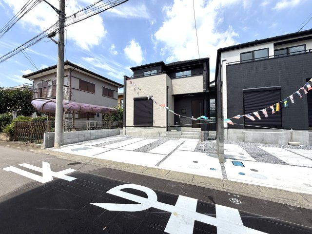 越谷市弥栄町１３期３号棟グラファーレ　新築戸建の駐車場|並列で2台分の車を停められる広い駐車スペース。ご夫婦での複数台所有や来客時にも大変便利です。