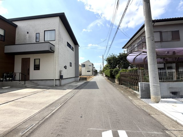 越谷市弥栄町１３期３号棟グラファーレ　新築戸建の前面道路含む現地写真|突き当たりや交通の抜け道になっていない静かな道路。外からの侵入者が少なく防犯面も良好です。