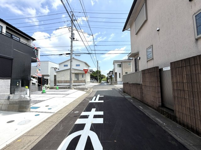 越谷市弥栄町１３期３号棟グラファーレ　新築戸建の前面道路含む現地写真|前面道路は交通量が少なく静かな環境。お子様やペットの移動も安心です。