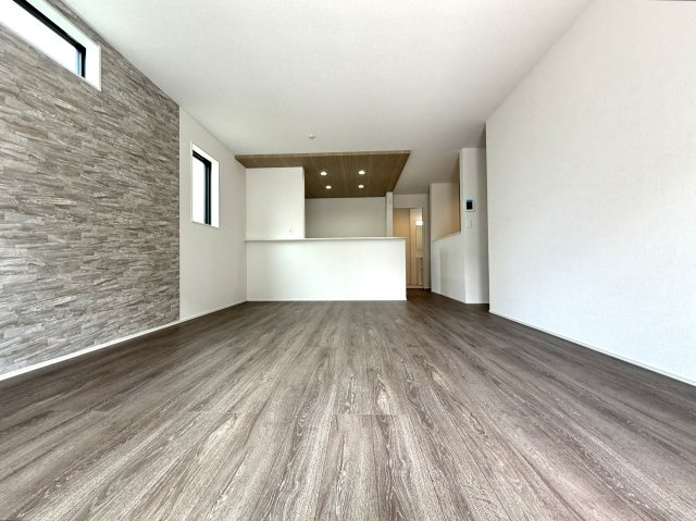 越谷市弥栄町１３期３号棟グラファーレ　新築戸建の居間・リビング|自然光が差し込む明るいリビング。インテリアの配置もしやすい整った間取りです。