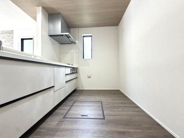 越谷市弥栄町１３期３号棟グラファーレ　新築戸建のキッチン|移動がしやすく家事動線に優れたキッチンスペース。スムーズに料理がこなせます。