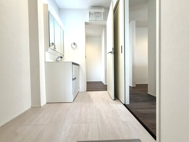 越谷市弥栄町１３期３号棟グラファーレ　新築戸建の脱衣所|着替えや洗濯がスムーズに行える広さを確保した脱衣所。快適な動線が魅力です。