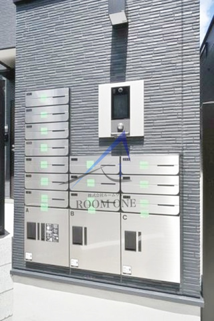 ピオーネ新小岩のその他共用部分|集合ポストと宅配ボックスです。