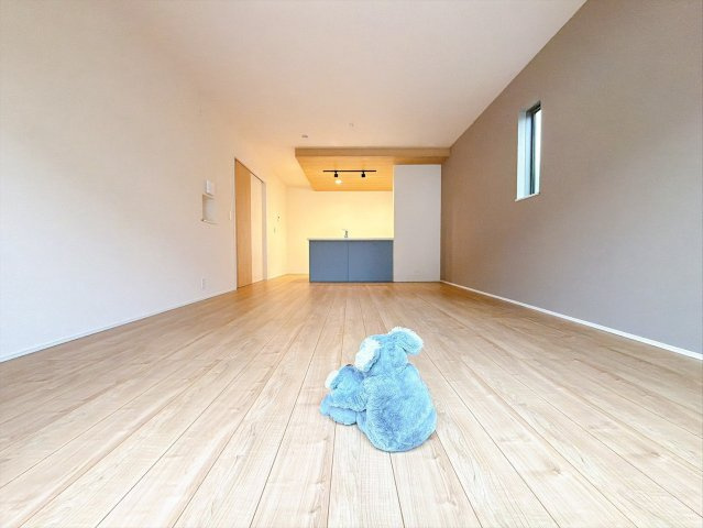 【居間・リビング】 | 高崎市下小鳥町　平屋　新築住宅 | 気がづけば家族が集まって楽しい会話と食事が始まる。皆で笑って過ごす幸せ溢れるリビング。
