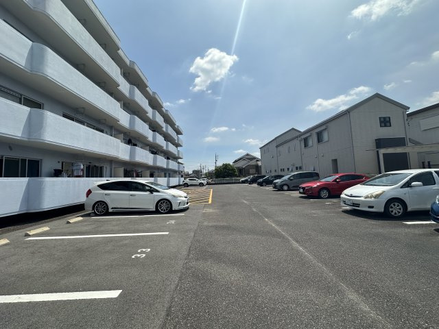ネクストナカネの駐車場