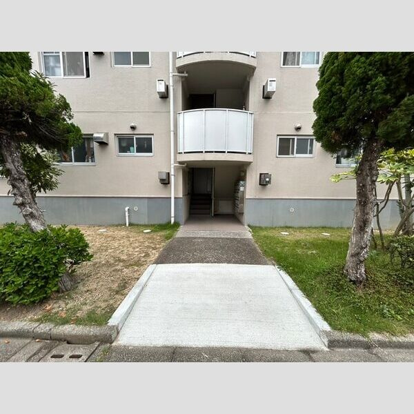 神陵台北住宅66号棟のエントランス