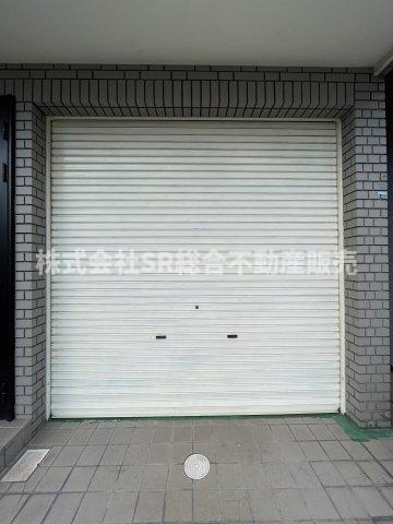 長栄寺中古戸建の駐車場|お車をお持ちの方には必要な駐車場は駐車スペース2台分（車種による）です！シャッター付き車庫で雨風から愛車を守れます！