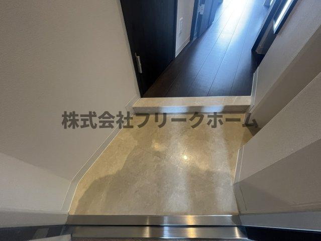 三鷹市下連雀３丁目の賃貸マンションの玄関