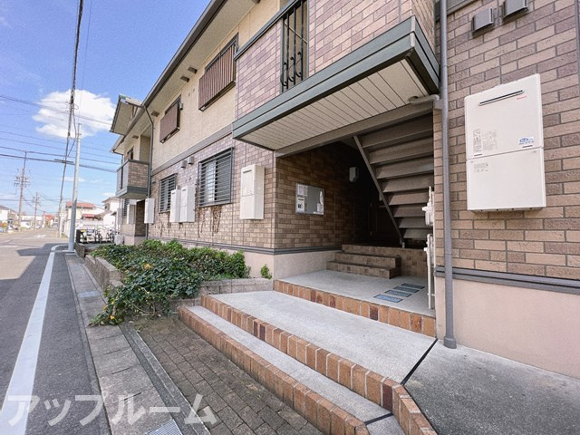 春日井市美濃町３丁目のアパートのエントランス