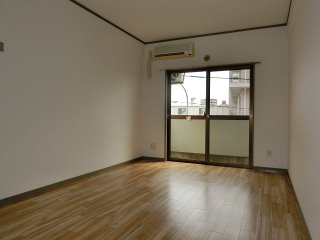 リンデンホーフの居間・リビング|別部屋同タイプのお写真です。
