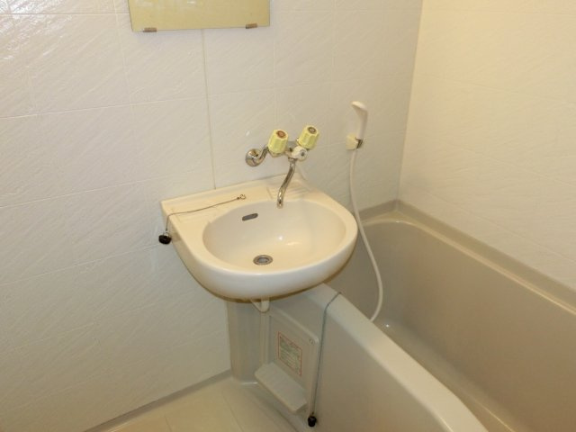 リンデンホーフの浴室|別部屋同タイプのお写真です。
