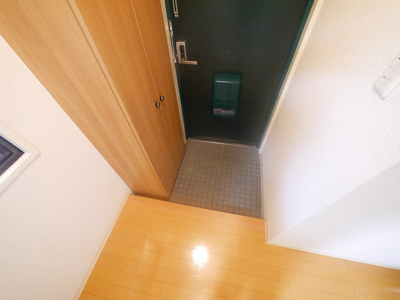 富雄サンパレスⅠ号館の玄関