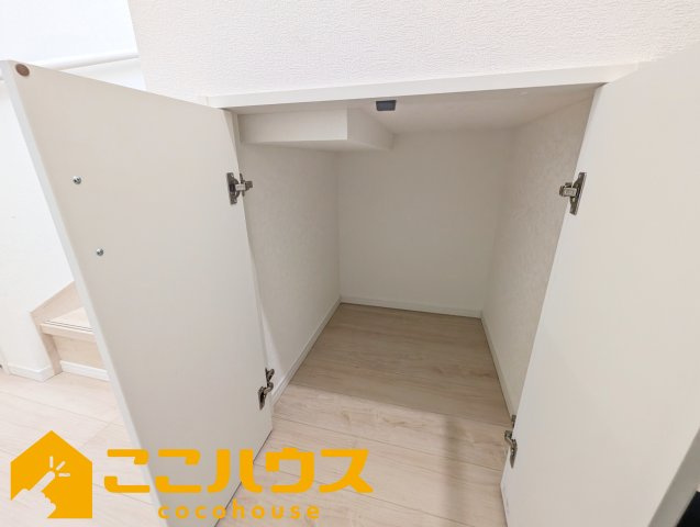 読谷村大木第４　クレイドルガーデン　新築戸建て　全３棟　3号棟の収納|階段下収納
