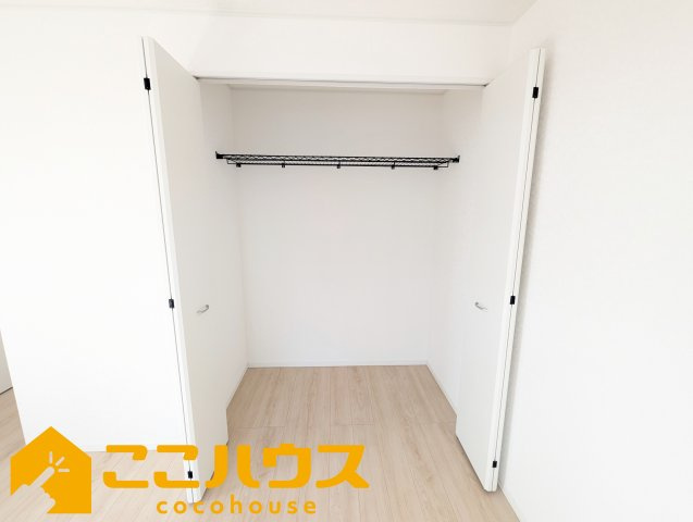 読谷村大木第４　クレイドルガーデン　新築戸建て　全３棟　3号棟の収納|洋服が多い方でも安心の収納力