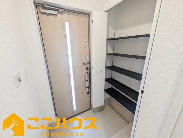 読谷村大木第４　クレイドルガーデン　新築戸建て　全３棟　3号棟の玄関|大容量のシューズボックス