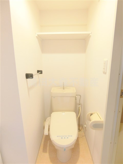 アソシエール糀谷のトイレ|棚と温水洗浄便座付きのトイレ　