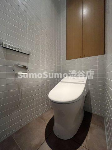 A-standard渋谷桜丘のトイレ|落ち着いた色調のトイレです