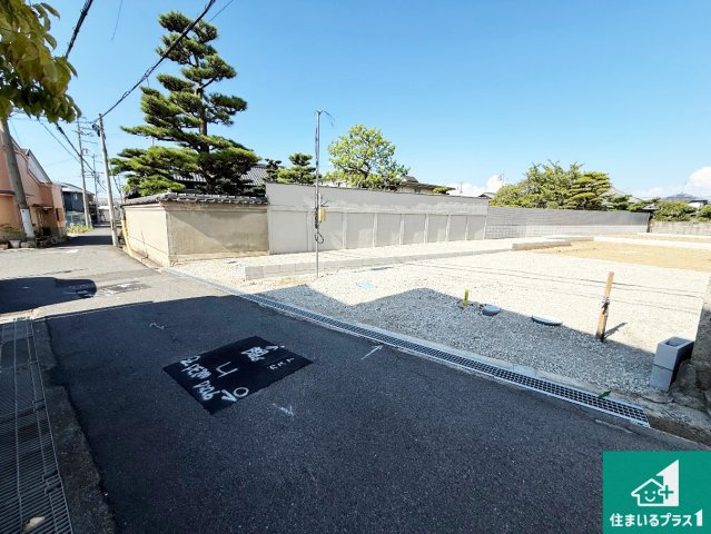 貝塚市麻生中　新築一戸建ての前面道路含む現地写真|周辺は落ち着いた街並みの住宅地！子育てがしやすい住環境です！まだ未完成ですが、現地でしかわからない事もございます。是非一度ご覧ください。