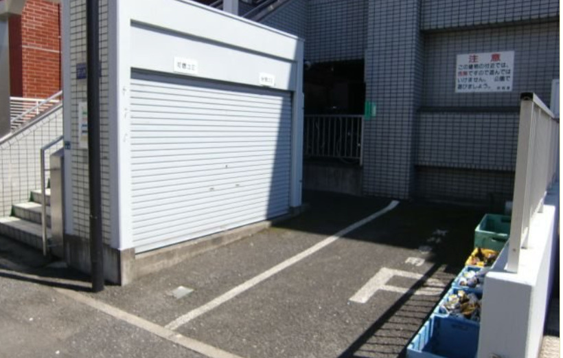ローヤル高穂の駐車場