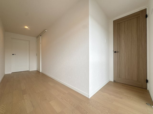 【その他】 | リヴィエール戸畑☆仲介手数料無料☆ | LDKから洋室へと続く廊下には十分なゆとりを確保。空間に余裕があることで圧迫感も少なく、日々の暮らしにもゆとりを感じられる住まいです。