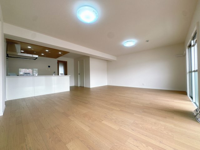 【居間・リビング】 | リヴィエール戸畑☆仲介手数料無料☆ | 2つの窓から自然光がたっぷり入るリビングは、明るく開放的で快適な空間。心地よい光に包まれながら、家族でゆったりとした時間を過ごせます。