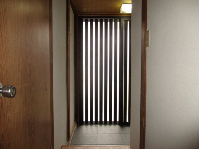 西改田松の木戸建の玄関