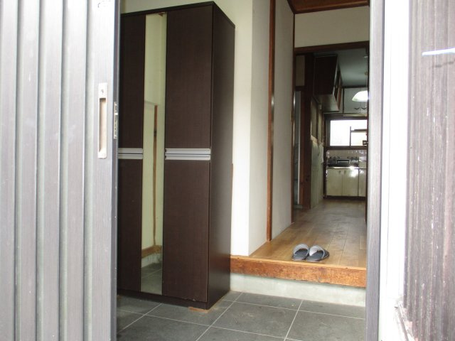 西改田松の木戸建の玄関
