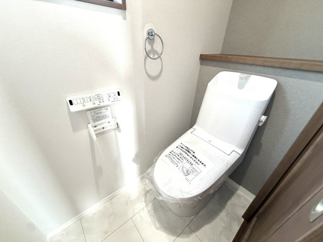 越谷市平方L１号棟　新築戸建のトイレ|ペーパー類や清掃用品をすっきり隠せる収納スペースを備えた快適なトイレです。