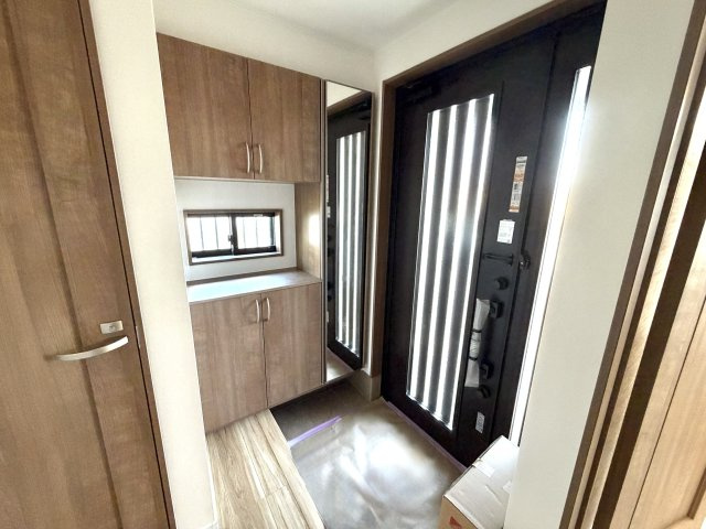 越谷市平方L１号棟　新築戸建の玄関|家の顔となるスッキリとした玄関。毎日の出入りが快適になる落ち着いたデザインです。