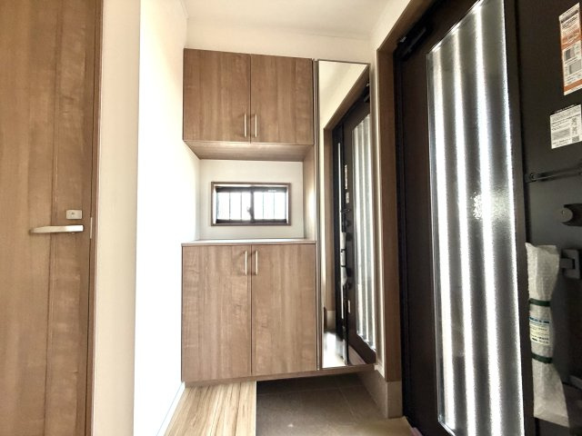 越谷市平方L１号棟　新築戸建の玄関|靴をすっきり収められるシューズボックス。玄関まわりをいつでも綺麗に保てます。