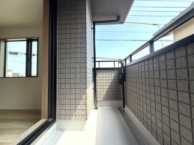 越谷市平方L１号棟　新築戸建のバルコニー|奥行きにゆとりがある使いやすいバルコニー。毎日の洗濯や布団干しも快適です。
