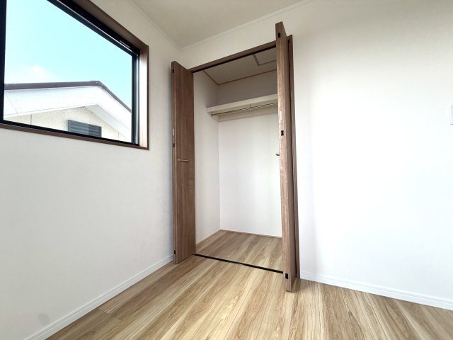 越谷市平方L１号棟　新築戸建の収納|室内をすっきり見せる大容量クローゼット。荷物が増えても安心して収納できます。