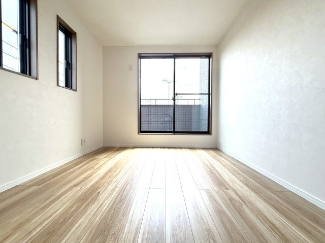 越谷市平方L１号棟　新築戸建の洋室|静かで落ち着いた環境の洋室は、集中したいデスクワークや趣味の部屋にもピッタリです。